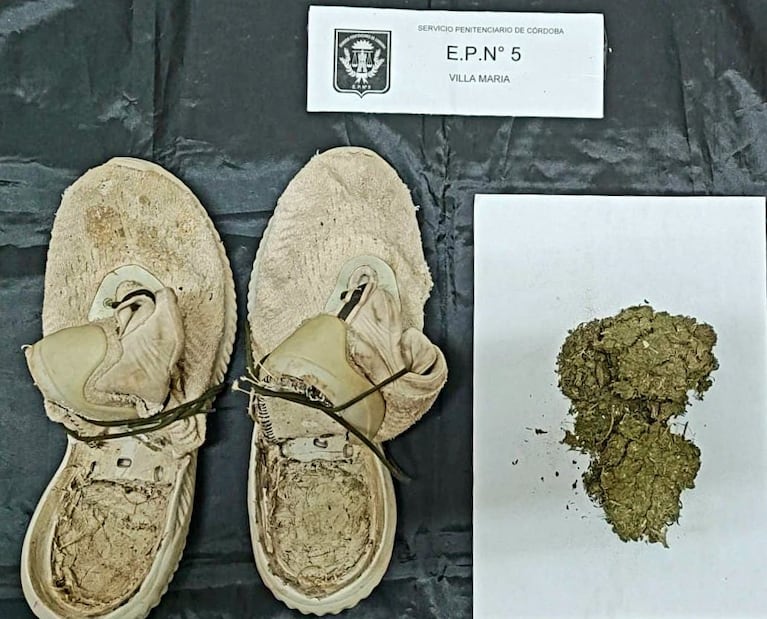 Arrojaron un paquete de marihuana desde el exterior al patio de una cárcel.