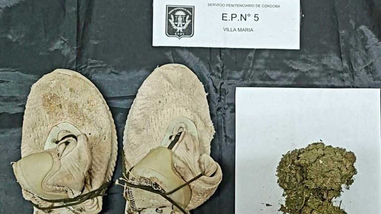 Arrojaron un paquete de marihuana desde el exterior al patio de una cárcel.