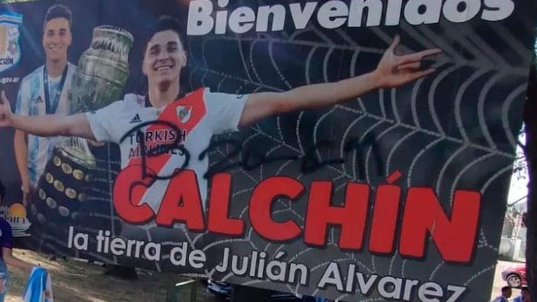 Arruinaron el cartel de Julián Álvarez en Calchín