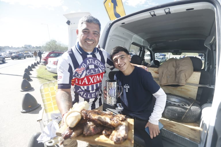 Asado y fernet en la previa del clásico cordobés en el Kempes.