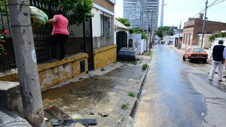 Asco total: el desborde sigue complicando a los vecinos.