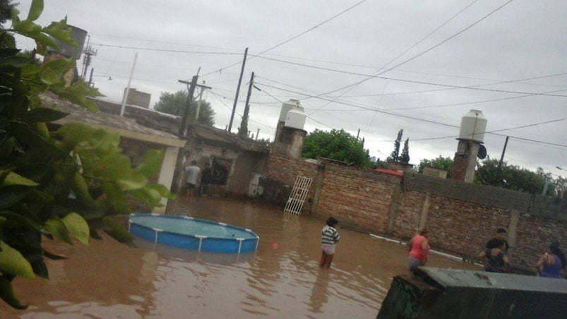 Aseguran que la obra del cordón cuneta los afectó porque está mal hecha.