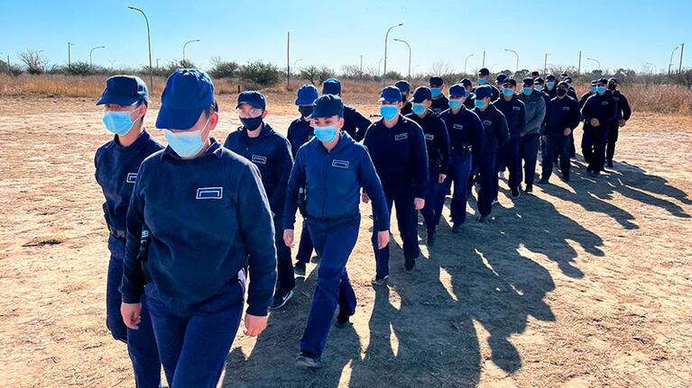 Aseguran que “los aspirantes a agentes, armados, conviven con una escuela primaria”.