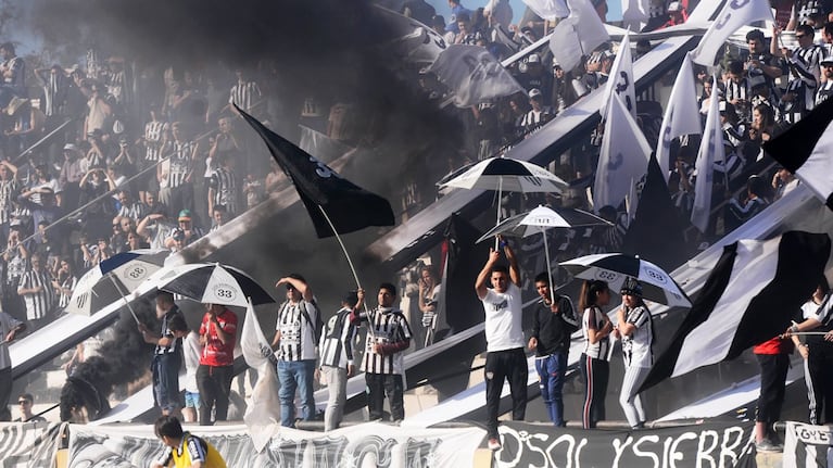 Asesinaron a un hincha en un choque entre barras de Gimnasia de Mendoza.