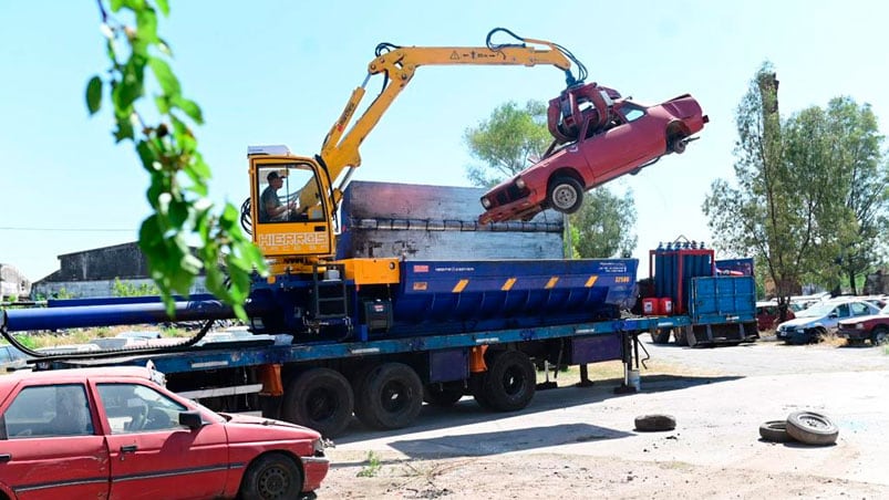 Así agarran los vehículos y los arrojan a la compactadora.