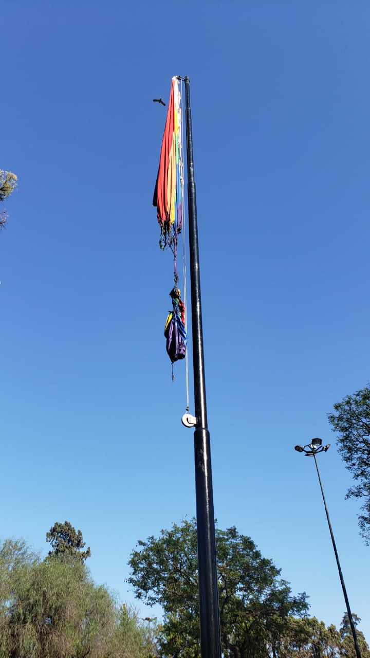 Así amaneció la bandera.