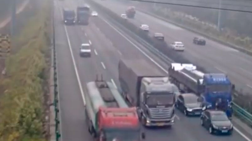 Así arrolló el camión a los tres hombres que estaban a un costado de la autopista.