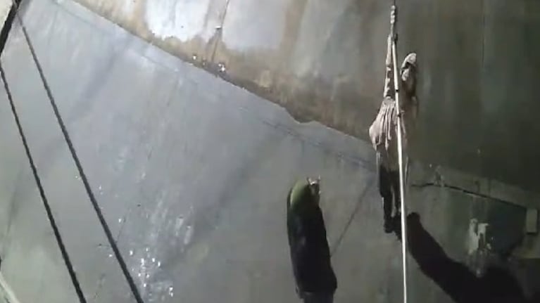 Así ataca el “Tarzán” de Villa Adela: el video de la riesgosa maniobra con la que roba cables