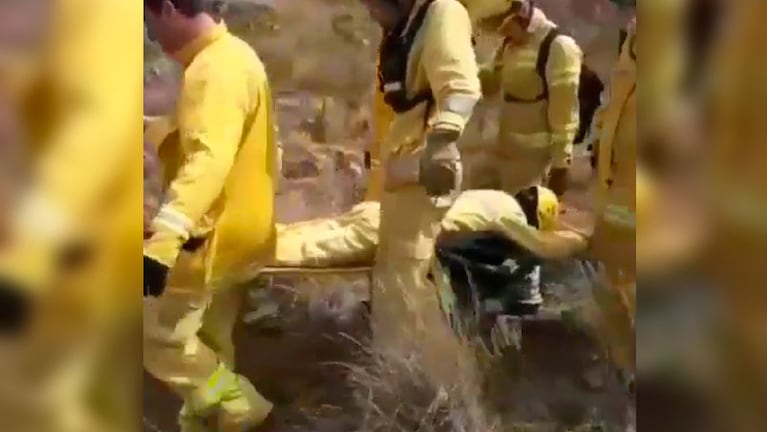 Así ayudaron a descender a la bombera herida.