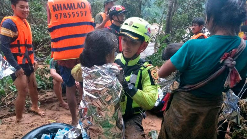 Así ayudaron a las personas en medio de la inundación.