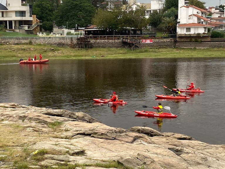 Así buscan a un hombre en el río San Antonio.