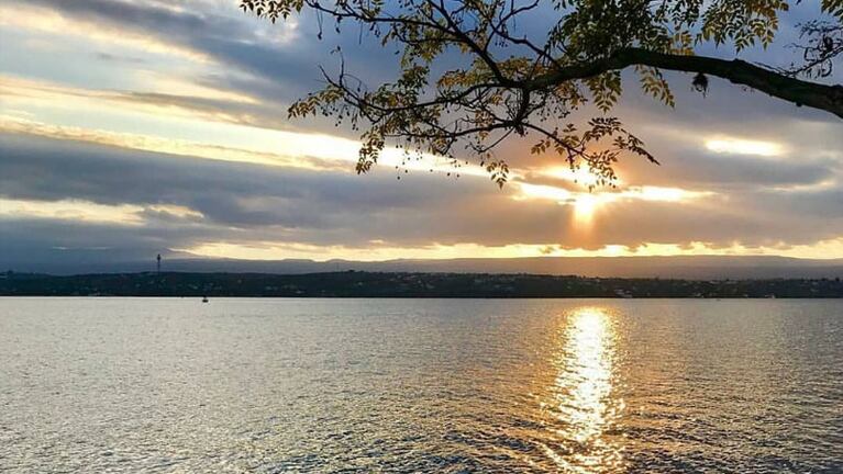 Así caía el sol en el Lago San Roque. 