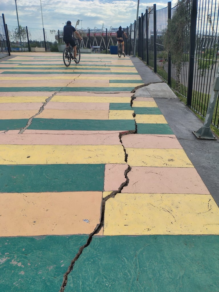 Así cedió la pasarela que va al Kempes.