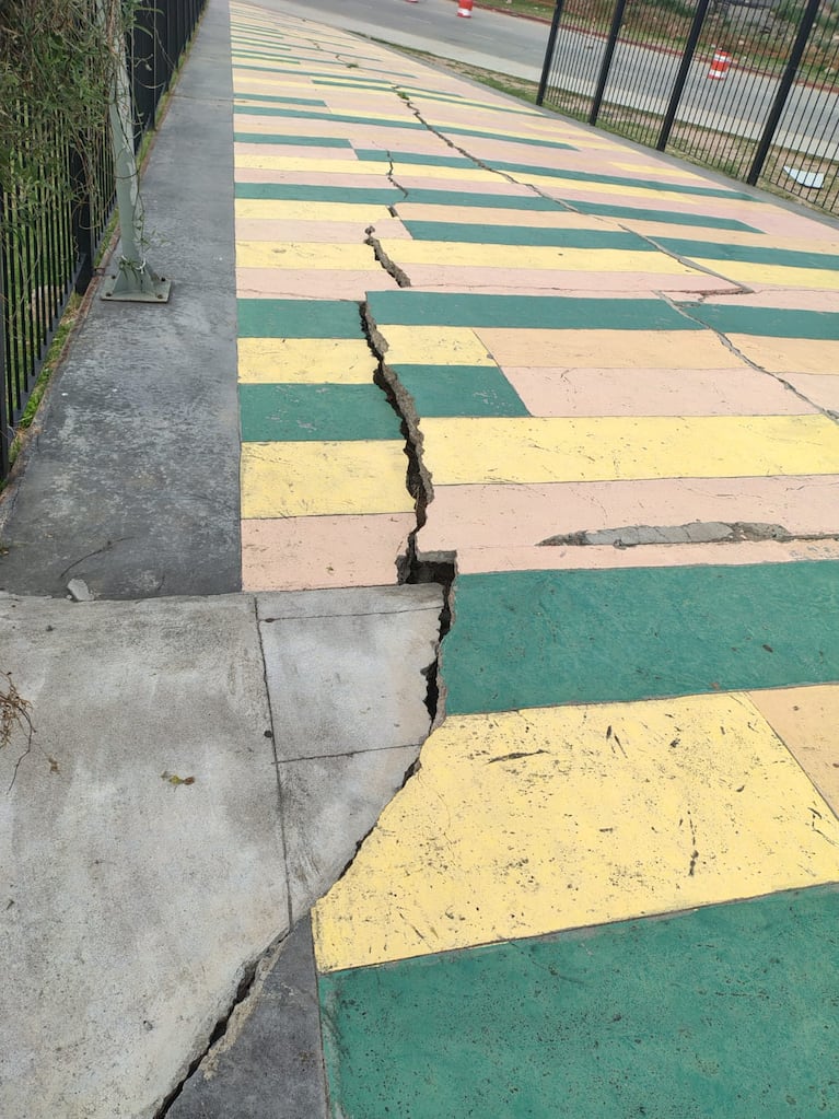 Así cedió la pasarela que va al Kempes.