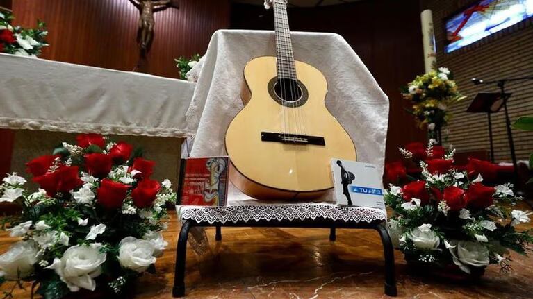 Así despidieron al cura rockero en su iglesia.