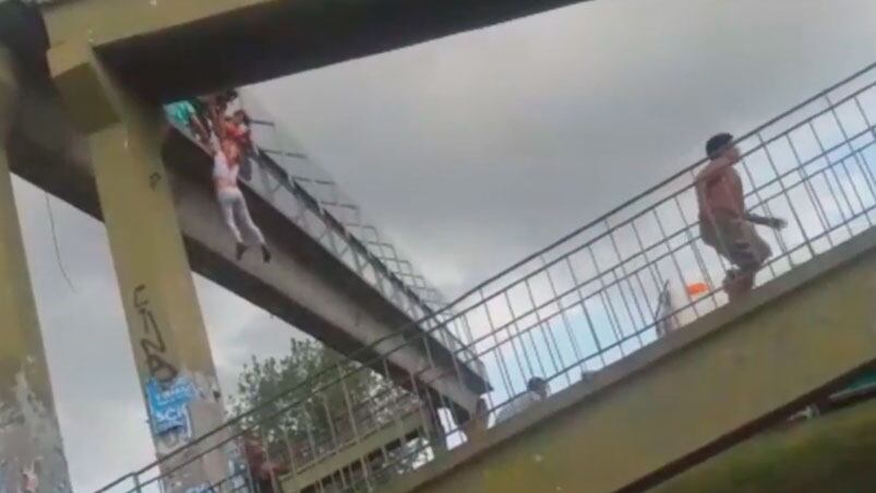 Así encontró el policía a la joven colgada del puente. 