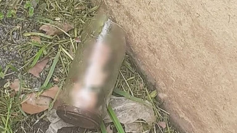 Así era el frasco que vio el jardinero tirado en el pasto. 