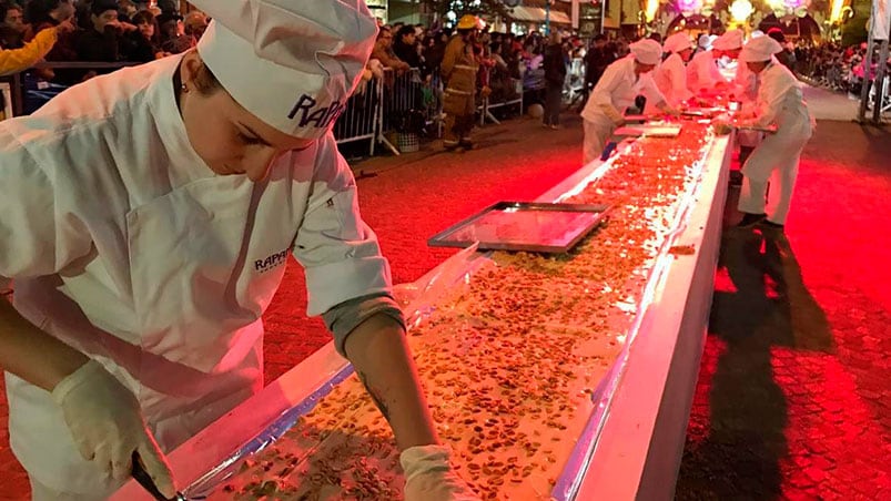 Así era la enorme barra de chocolate que crearon en Bariloche.