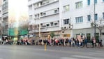 Así esperan en la parada de Colón y Jujuy. 