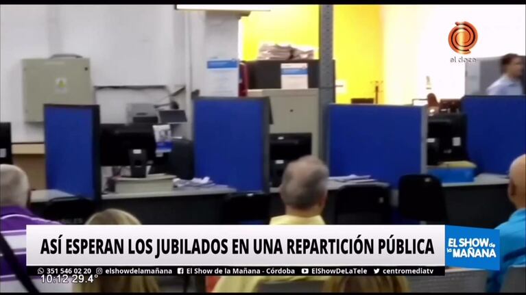 Así esperan los jubilados en una repartición pública