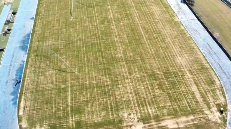 Así está el campo de juego del Kempes tras la siembra del césped de invierno.