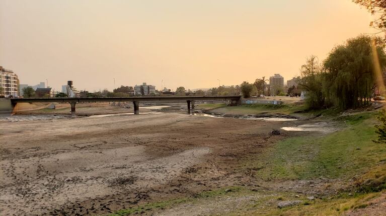 Así está el río San Antonio en pleno Carlos Paz. Foto: Roxana Martínez / El Doce.