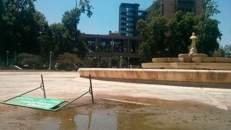 Así está hoy la fuente frente al Palacio Municipal.