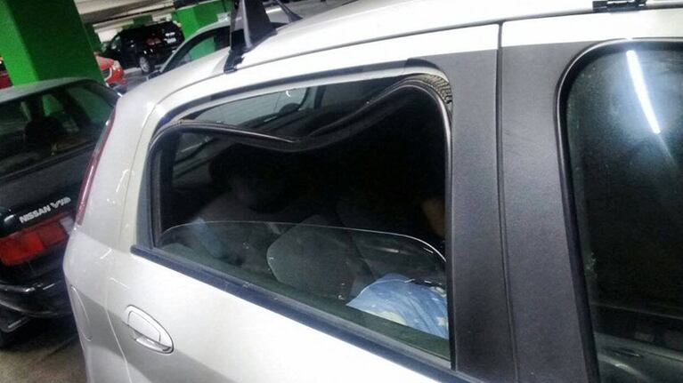 Así estaba el auto cuando regresaron al estacionamiento del Mall.