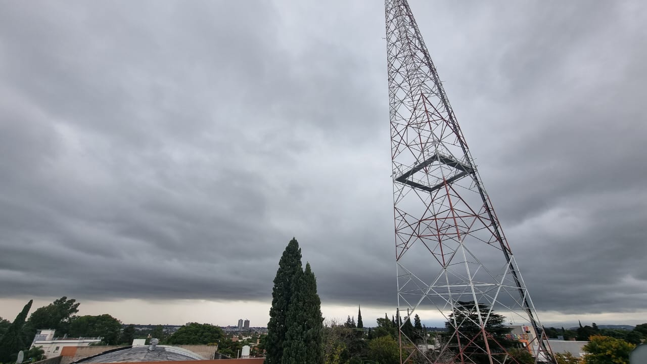 Así estaba el cielo minutos antes de un breve diluvio en Córdoba capital.