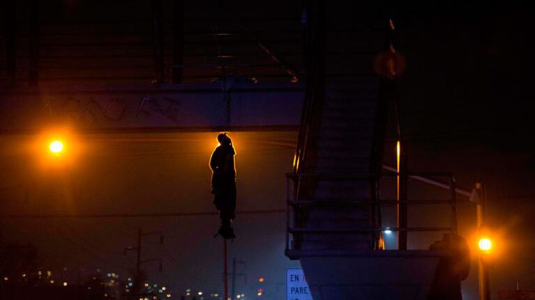 Así estaba el hombre en el puente peatonal.