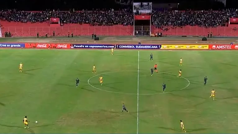 Así estaba la cancha en el partido de Real Tomayapo con Delfín.