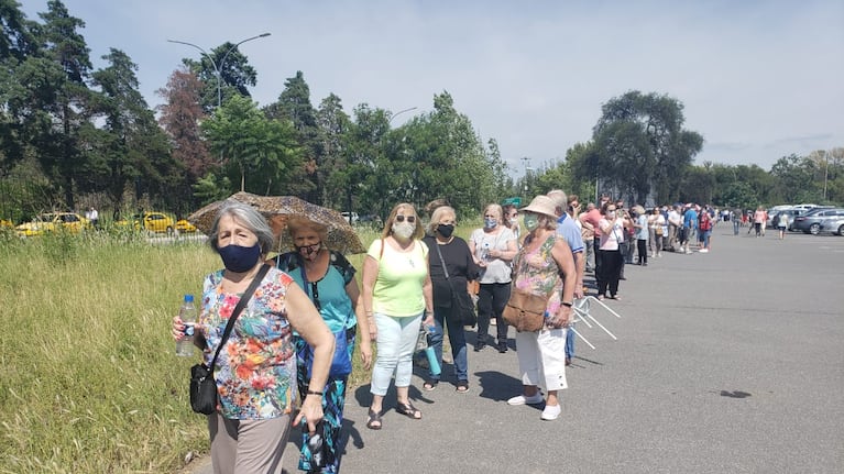 Así estaba la fila este viernes al mediodía.