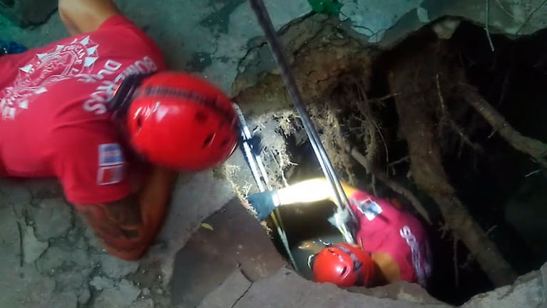 Así fue el rescate de la mujer, que cayó a unos 5 metros de profundidad.