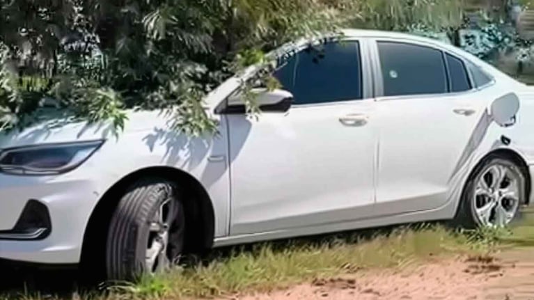 Así fue hallado el auto donde estaba la pareja muerta.