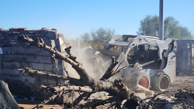 Así fue la demolición de desarmaderos de auto en Villa La Tela.