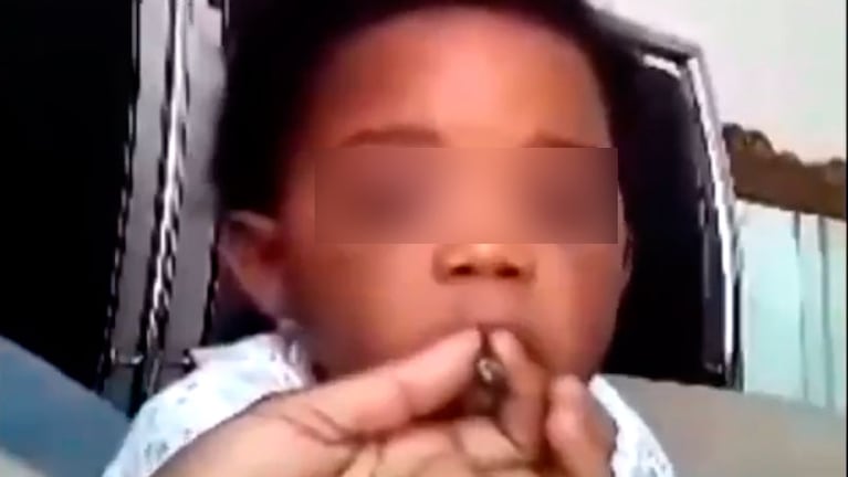 Así fumaba la beba obligada por su mamá.