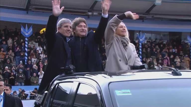Así ingresó Milei al acto de la Sociedad Rural.
