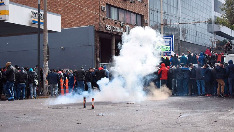 Así lanzaban bombas de estruendo los choferes de la UTA. Foto: Lucio Casalla / ElDoce.tv