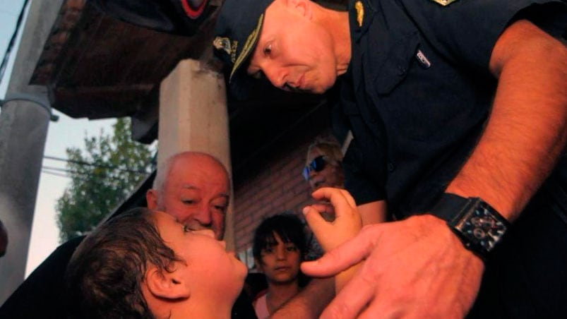 Así le pedía desesperado el nene al comisario.