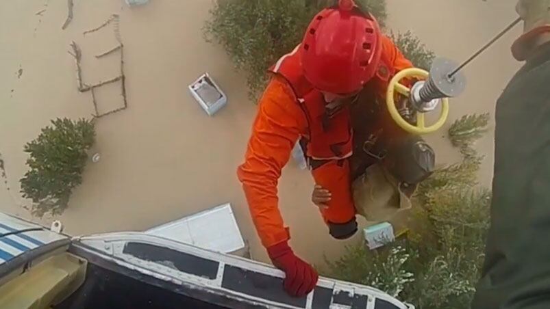 Así lograron salvar al hombre que sobrevivió tras el temporal.