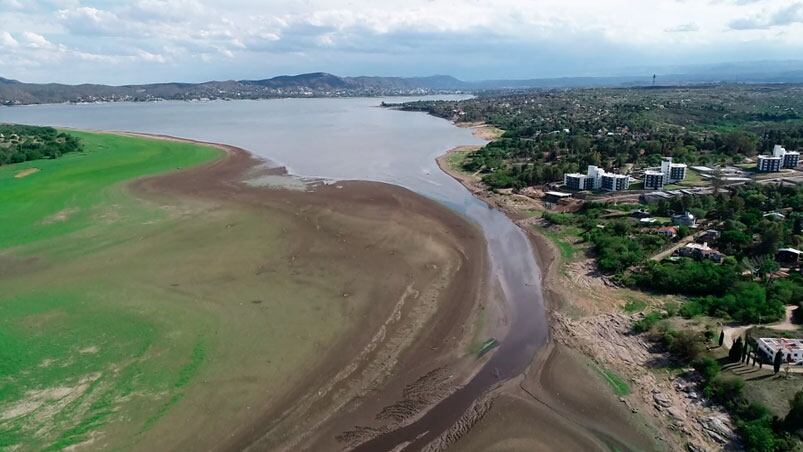 Así luce el lago: sin agua y lleno de basura.