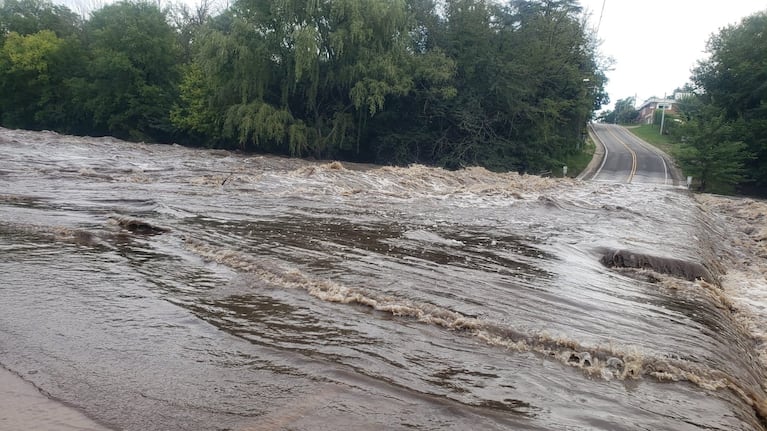 Así lucía la creciente pasadas las 8 de la mañana. Foto: @leoguevara80.