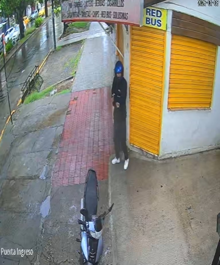 Así merodeaba la zona el ladrón antes de entrar a la panadería.