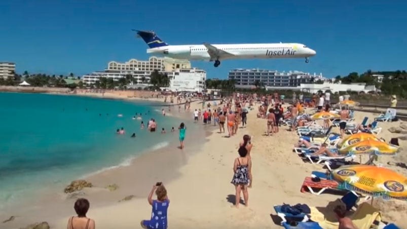 Así pasan los aviones que aterrizan o despegan del aeropuerto.