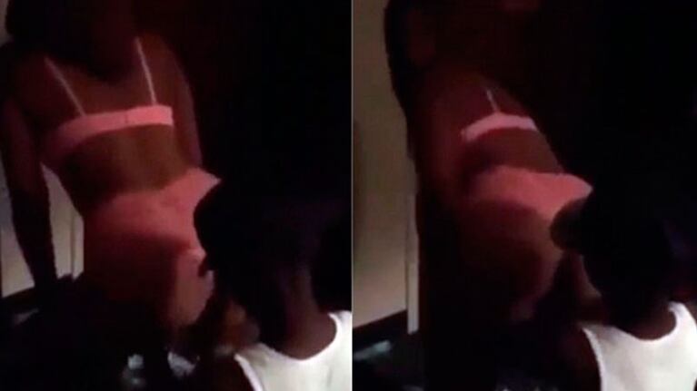 Así posaba la stripper sobe el niño de 8 años.