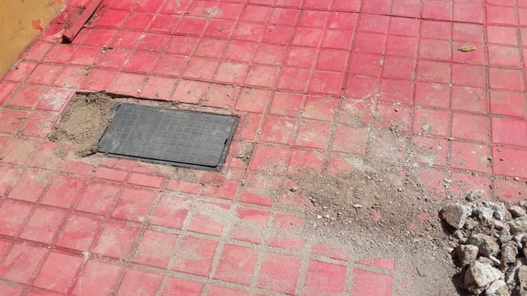 Así quedan las veredas tras el robo de medidores de agua.
