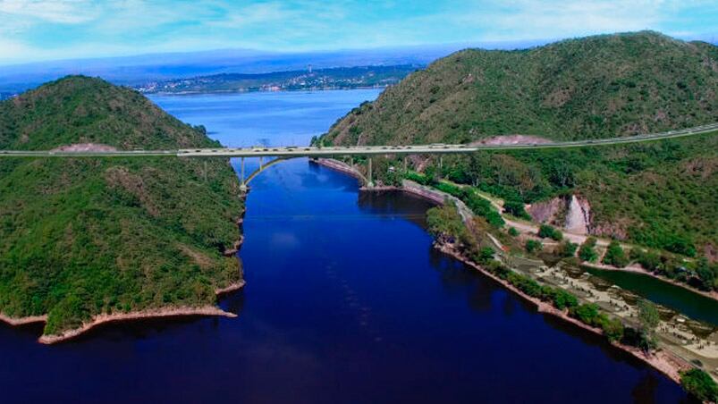 Así quedaría el puente cruzando el lago San Roque.