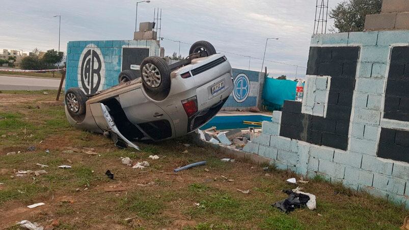 Así quedaron el auto y la casa tras el choque en Circunvalación y Spilimbergo. 