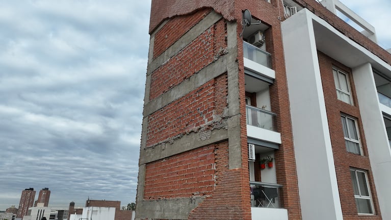Así quedaron el edificio y el bar tras el derrumbe.