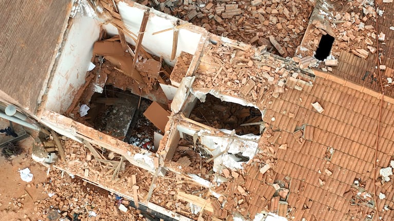Así quedaron el edificio y el bar tras el derrumbe.